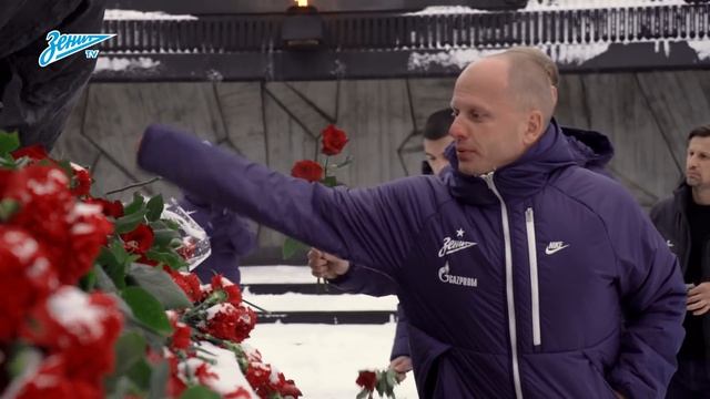 «Зенит» возложил цветы к монументу на площади Победы смотреть онлайн