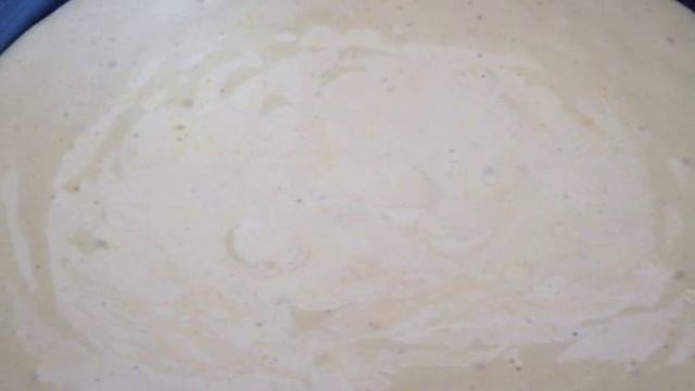 Шарлотка с персиками и грушами в мультиварке