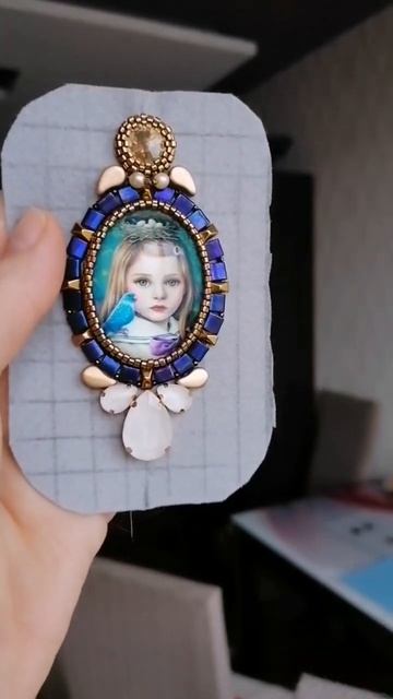 Вышиваю кулон. А обычно это броши! #кабошон #стразы #бисер #кулон смотреть онлайн