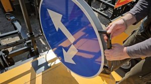 Поворотно-откидной дорожный знак на прицепе прикрытия «ГАВРОШ»