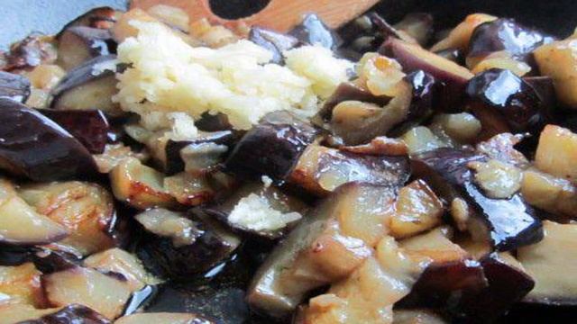 Острый салат с баклажаном и белой фасолью