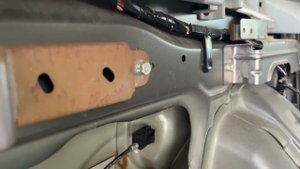 Замена тросика лючка бензобака на Ситроен Ц-Кроссер и Митсубиси Аутлендер XL