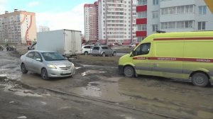 Дорога, как после бомбежки. Как живут люди в Кировском районе Новосибирска/Программа без опасности