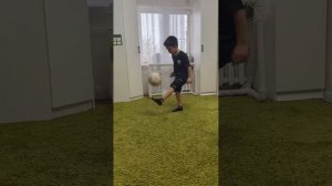 Рекорд по набиванию мяча в 7 лет , 472 раза