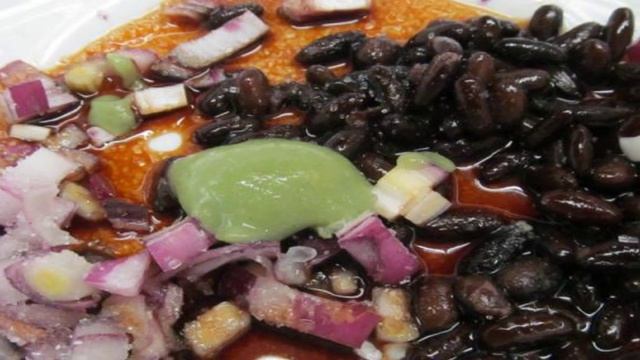 Овощной салат с черной фасолью и сыром тофу