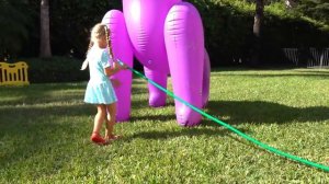 Рома и Диана Диана и Рома учатся веселиться и играть в разные игры на улице