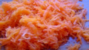 Морковный салат с копченой колбасой и кукурузой