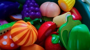 играем в повара, готовим из овощей и фруктов на липучках для малышей