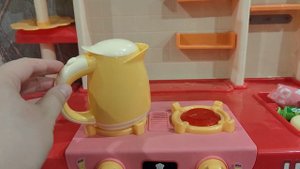 играем в посудку на детской кухне