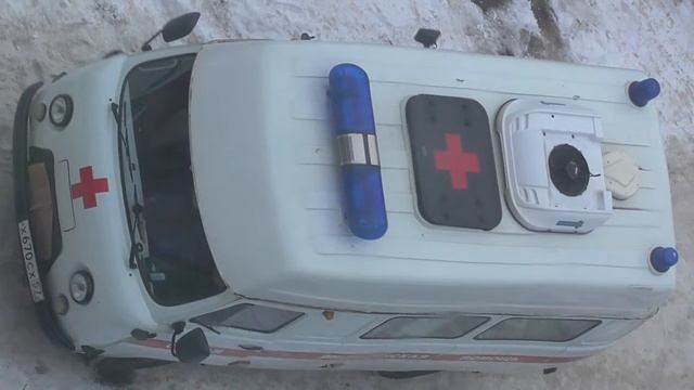 Во дворе машина. Медицинская скорая помощь. смотреть онлайн