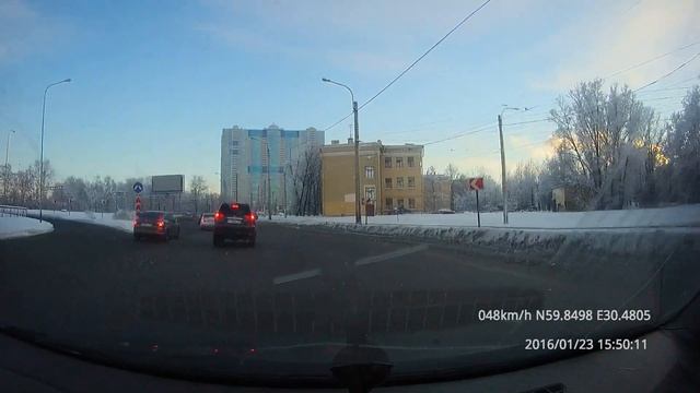 Снежный ком на дороге.