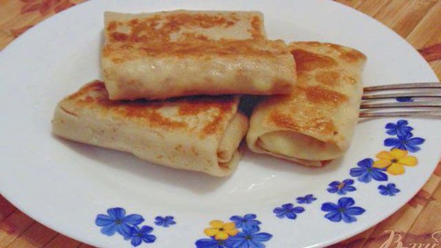 Блинчики с индейкой, луком и яйцом