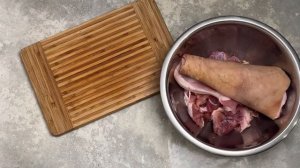 КАК ПРИГОТОВИТЬ РУЛЕТ ИЗ СВИНОЙ РУЛЬКИ ВАРЕНЫЙ В ПЛЕНКЕ? Вкусная мясная закуска на праздничный стол