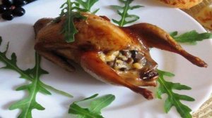 Перепелки, фаршированные грибами и сыром