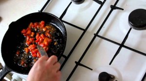 Зимняя яичница с замороженными помидорами и сыром