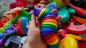 играем в детскую игрушку гусеницу для малышей