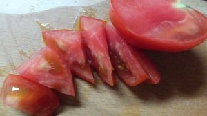 Салат со смородиной и помидорами