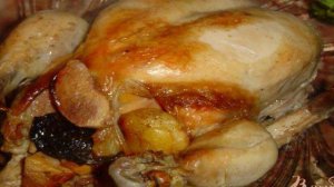 Курица,фаршированная айвой,курагой,черносливом