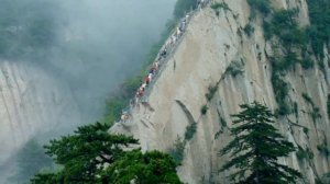 Погрузитесь в ужасающую Китайскую Тропу Смерти на Горе Хуашань в этом захватывающем видео!