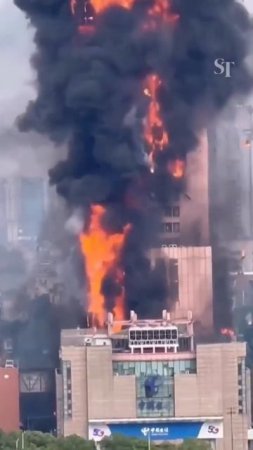 Настоящий Китай. Сильный пожар охватил небоскрёб в китайском городе- Чанша!