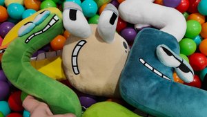 играем в мягкие игрушки буквы алфавита лор для детей, алфавит лора, детский alphabet lore