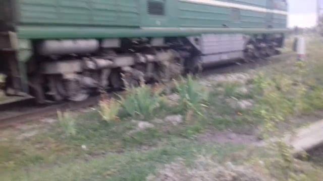 Четыре поезда 2ТЭ116-1186 с чмэ3т-6507 в сцепке едет в депо.