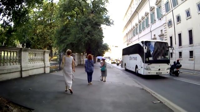 По улице Квиринале (Via del Quirinale) мимо памятника Карлу Альберту (итал. Carlo Alberto di Savoia смотреть онлайн