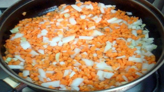 Зелёный горошек с морковью в соусе