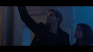 Она сидела и грустила