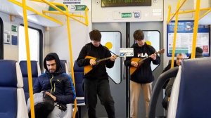 Дуэт балалаечников "BALALAIKES" зажигает в электричке савеловского направления. 07.02.2023.