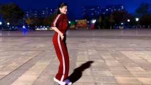 Молодчина просто супер!!!. Не принужденна и очень красиво двигается.