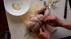 Связать и надеть курицу на вертел для жарки на гриле в духовке