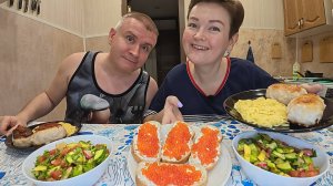 Мукбанг поправляем ЗДОРОВЬЕ красной икоркой) Аппетит ОТМЕННЫЙ, сожрали всё что было) Семейный ужин