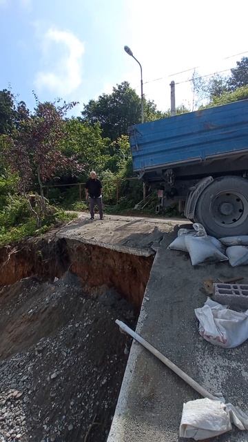 Засыпаем балластом подпорную стену. Батуми, Гонио смотреть онлайн