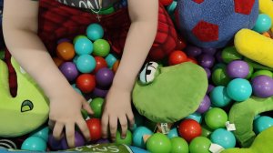 играем в детском сухом бассейне с шариками в мягкие игрушки буквы алфавита лор, алфавит лора, lore
