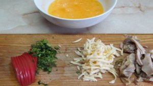 Омлет с помидором и курицей