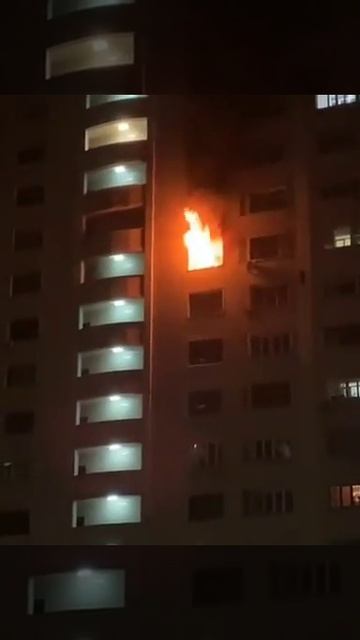 В Алматы в одном из ЖК разгорелся пожар.