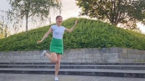 Молодчина просто супер. Не принужденна и очень красиво ТАНЦУЕТ..
