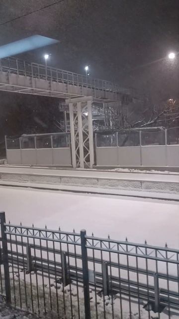 пустой пешеходный мост через второй диаметр и Юго-Восточную хорду, скоро здесь будет жарко смотреть онлайн