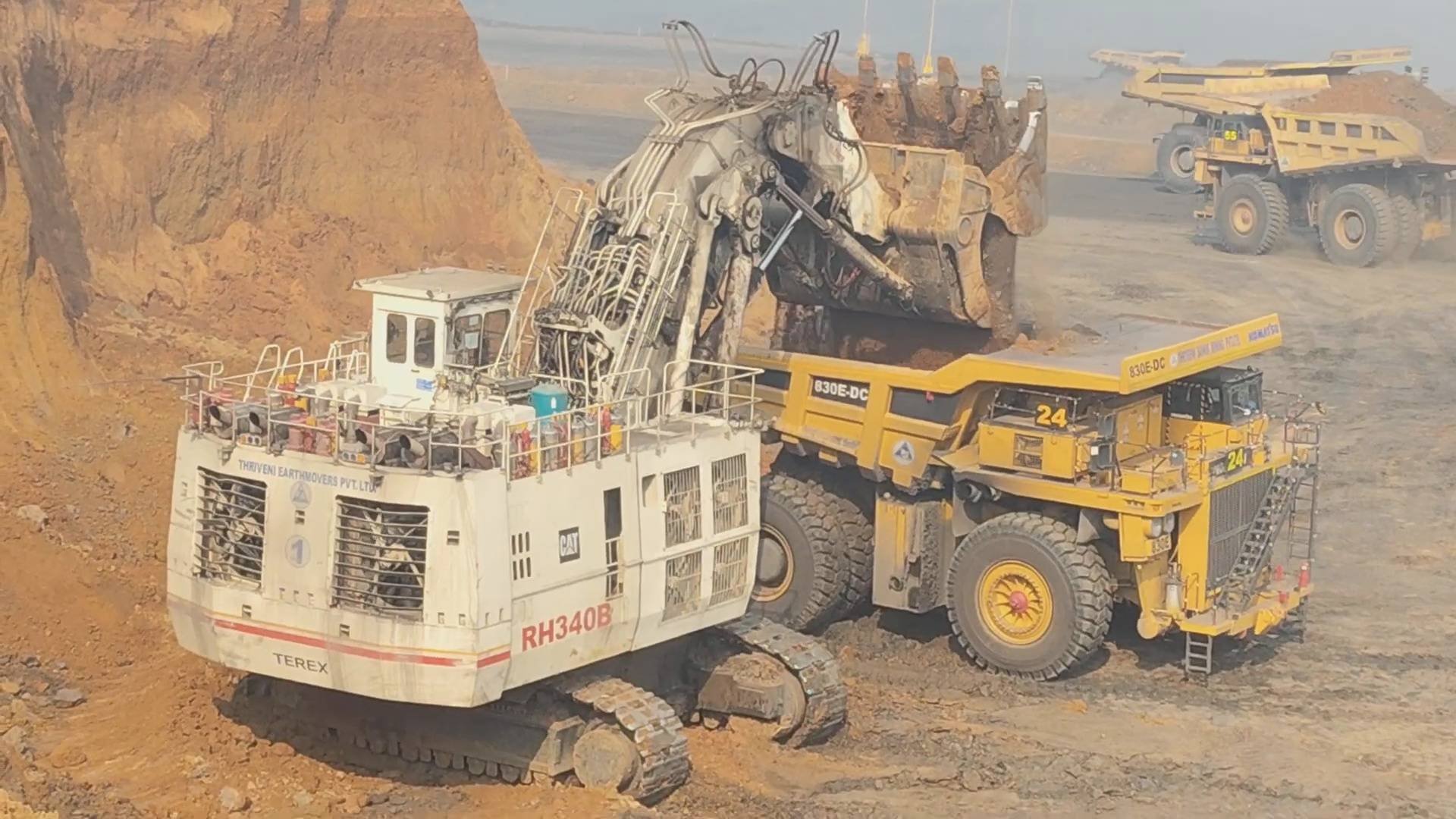 ОГРОМНЫЙ ЭКСКАВАТОР ЗАГРУЖАЕТ БЕЛАЗ! смотреть онлайн