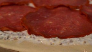 Пицца с  бастурмой и яблоком