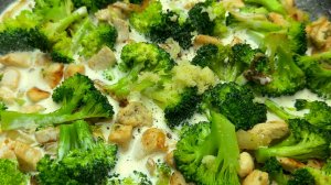 Готовим брокколи с курицей в сливочном соусе!