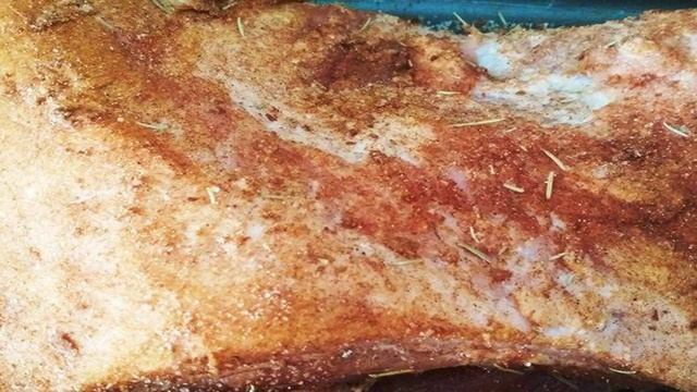 Запеченный рулет из свинины с черносливом и чесноком