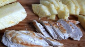 Салат из курицы, ананаса и перца под йогуртовой заправкой