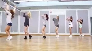 Красивые девчонки танцуют современный танец