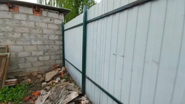 Дешовый забор в Серпухове из оцинкованного профнатила с волной С8. Высота забора 2 метра.
