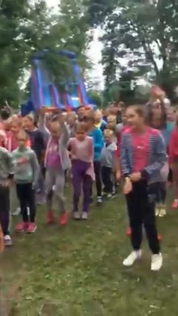 Зарядка в дитячому християнському таборі «Солнышко лучистое любит скакать с облачка на облачко» смотреть онлайн