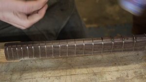 ОЧЕНЬ странный бас из коробки и с четвертой струной сбоку грифа | Производство бас-гитар