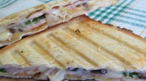 Панини с ветчиной сыром и огурцом