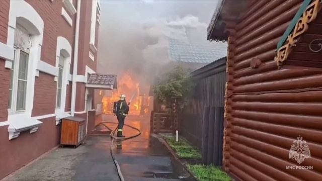Семь бань горят на территории комплекса элитного отдыха «Усадьба Банная» в Москве.